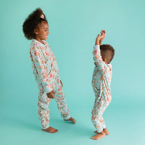 NWT - Posh Peanut - Microfleece Jumpsuit / Playsuit - Pattern: Gingerbread Train - Picture 3 of 13